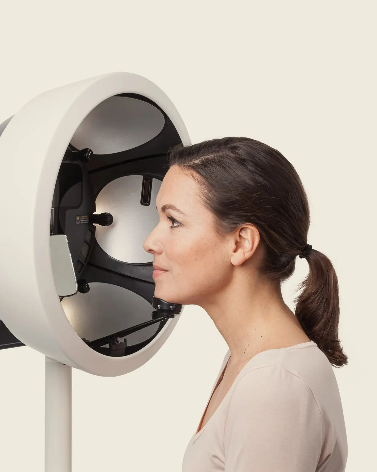 A patient with her face in front of the Observ 520x